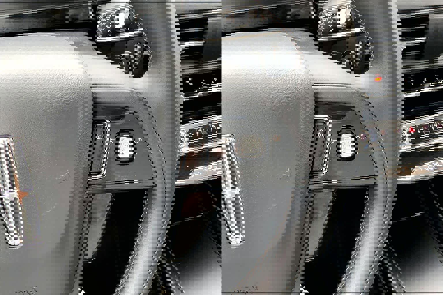 Used 2024 Lincoln Corsair FWD image 23