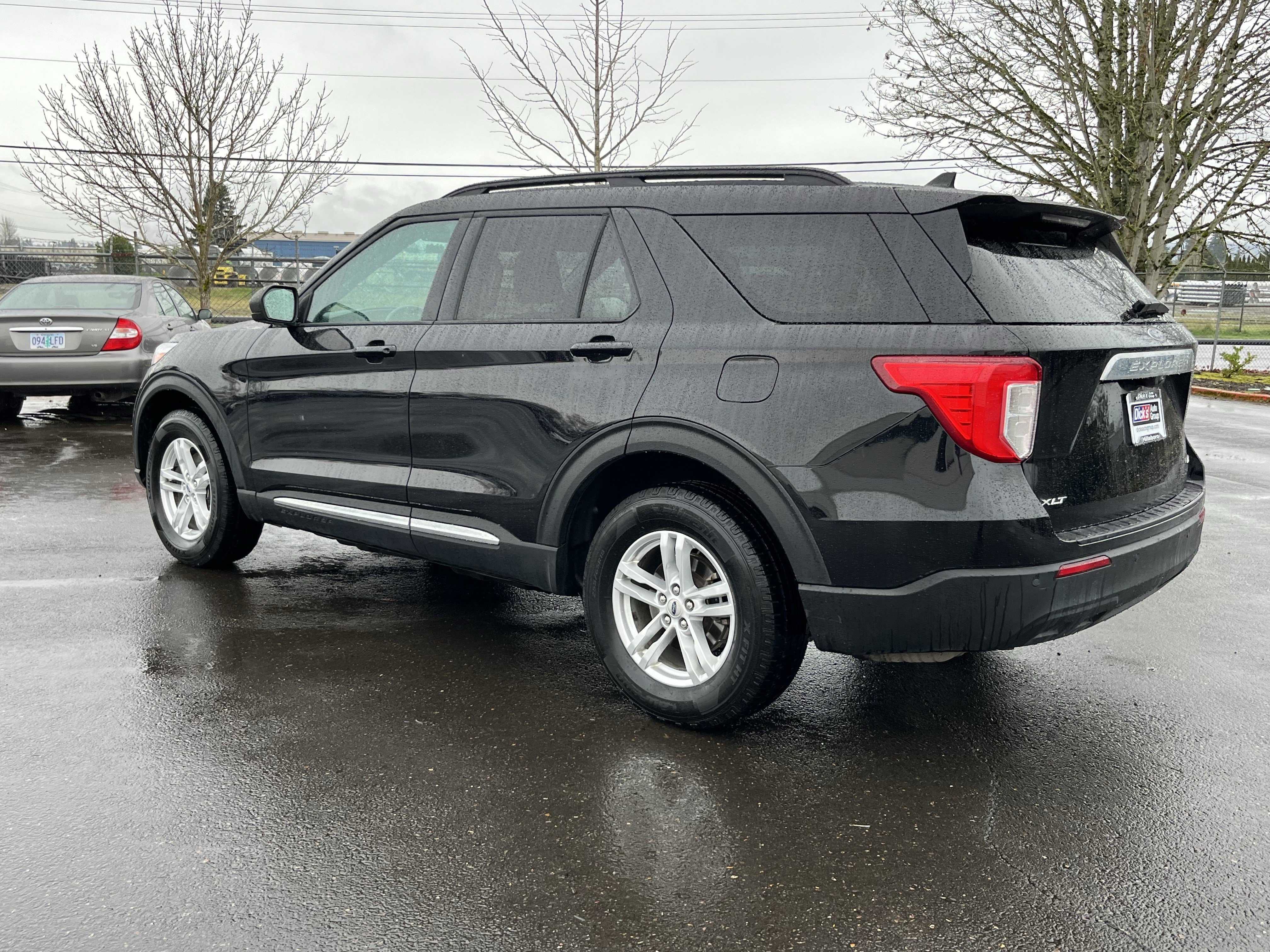 Used 2023 Ford Explorer XLT image 3