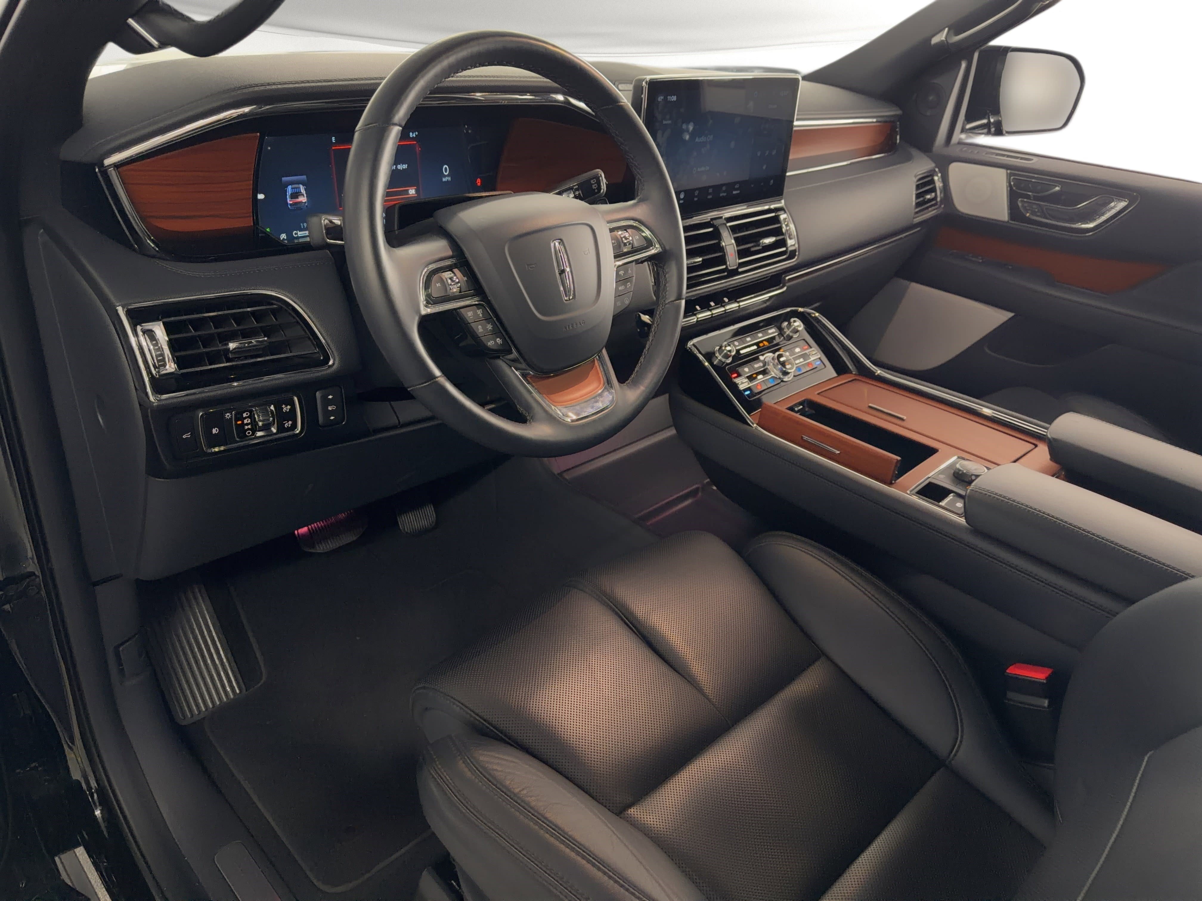 Used 2024 Lincoln Navigator Reserve AWD/4WD image 4