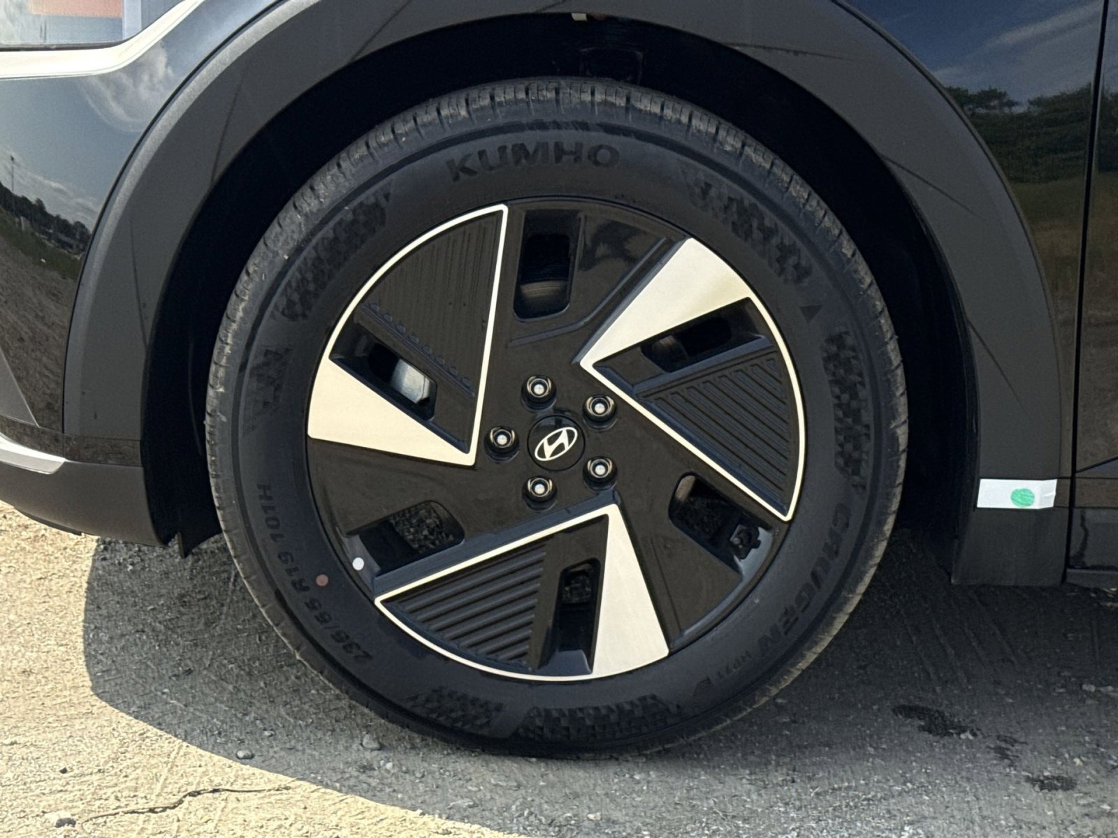 New 2025 Hyundai Ioniq 5 SE image 12