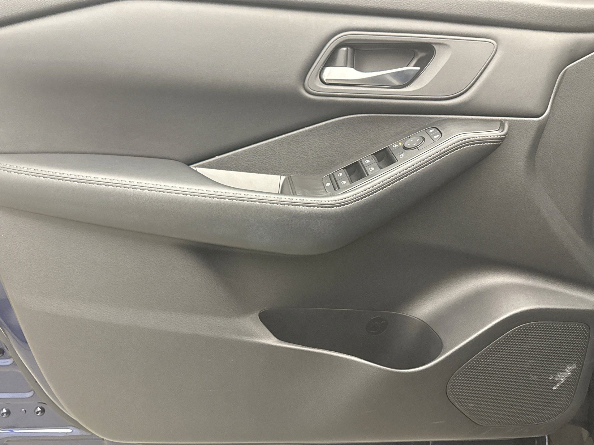 Used 2025 Nissan Rogue SV image 9