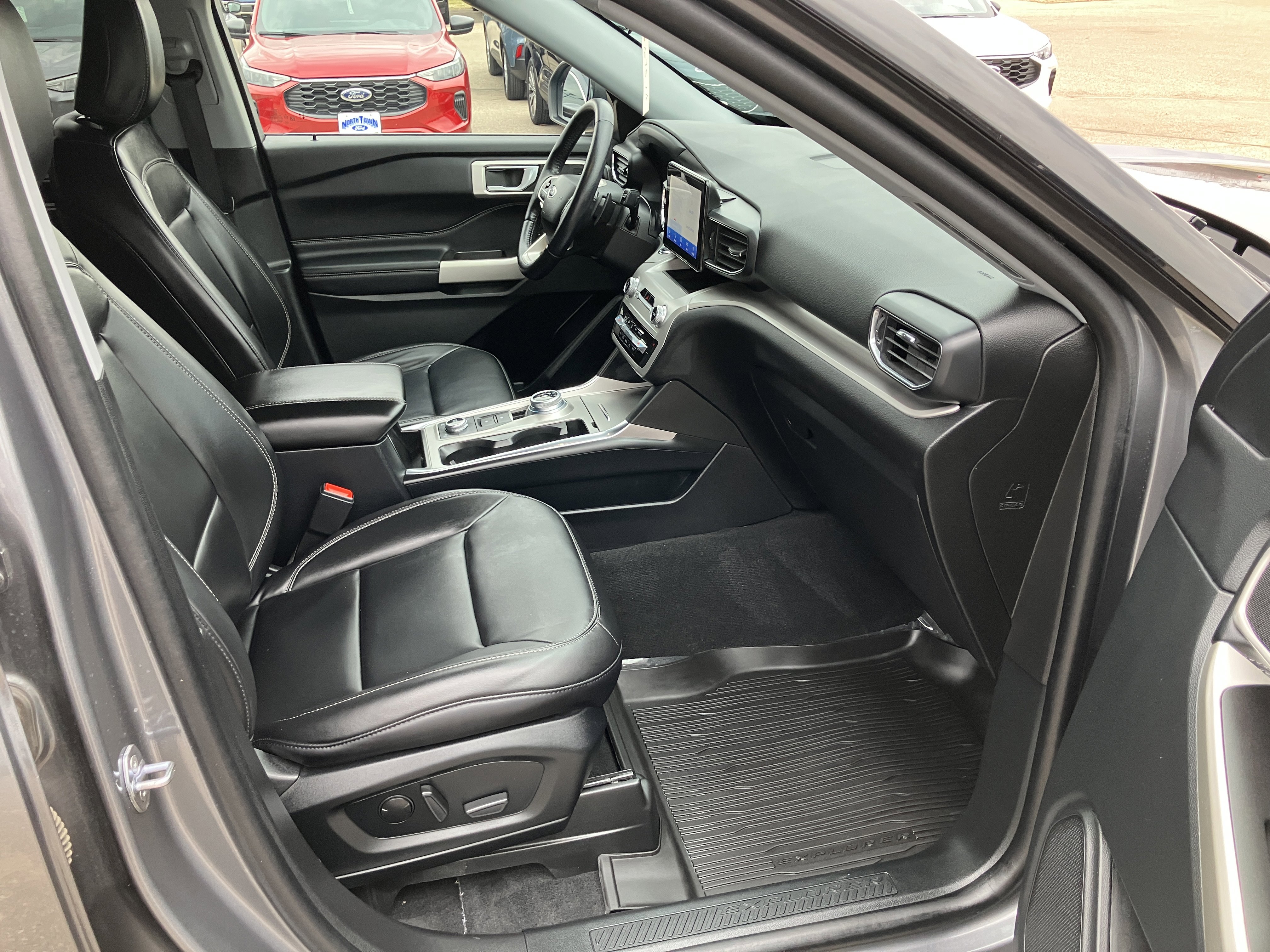 Used 2021 Ford Explorer XLT w/ Equipment Group 202A AWD/4WD image 16