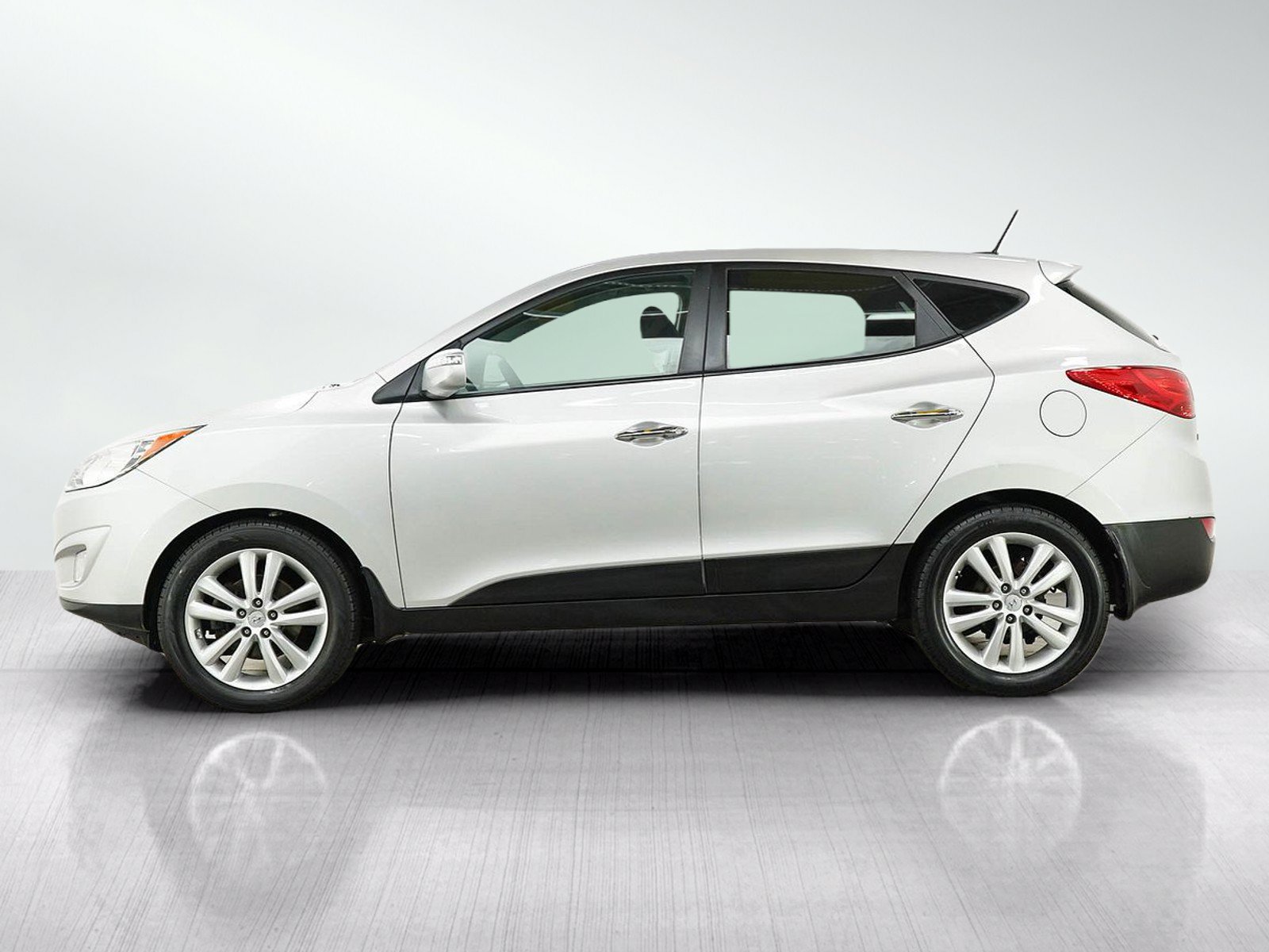 Used 2013 Hyundai Tucson Limited w/ Premium Pkg FWD image 2