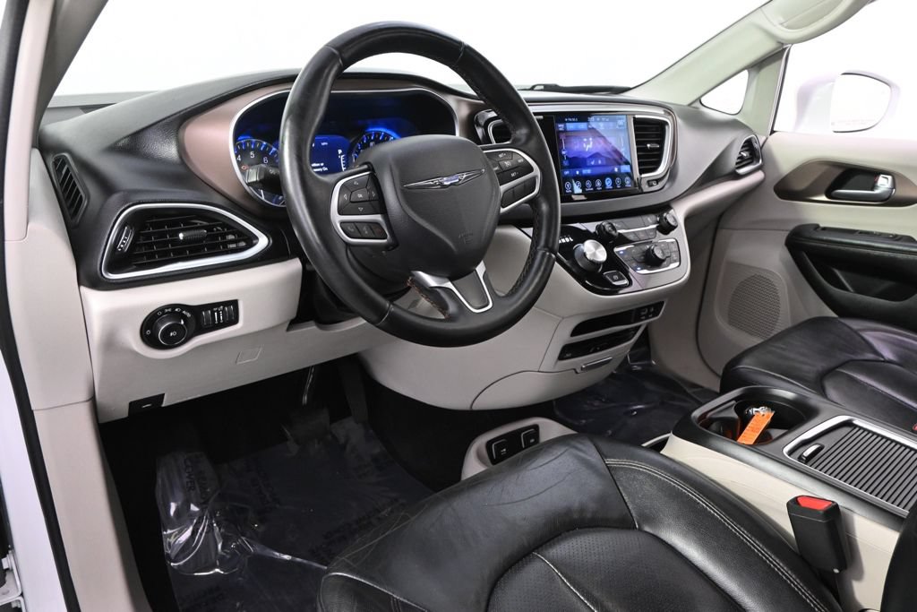 Used 2017 Chrysler Pacifica Touring-L Plus FWD image 12