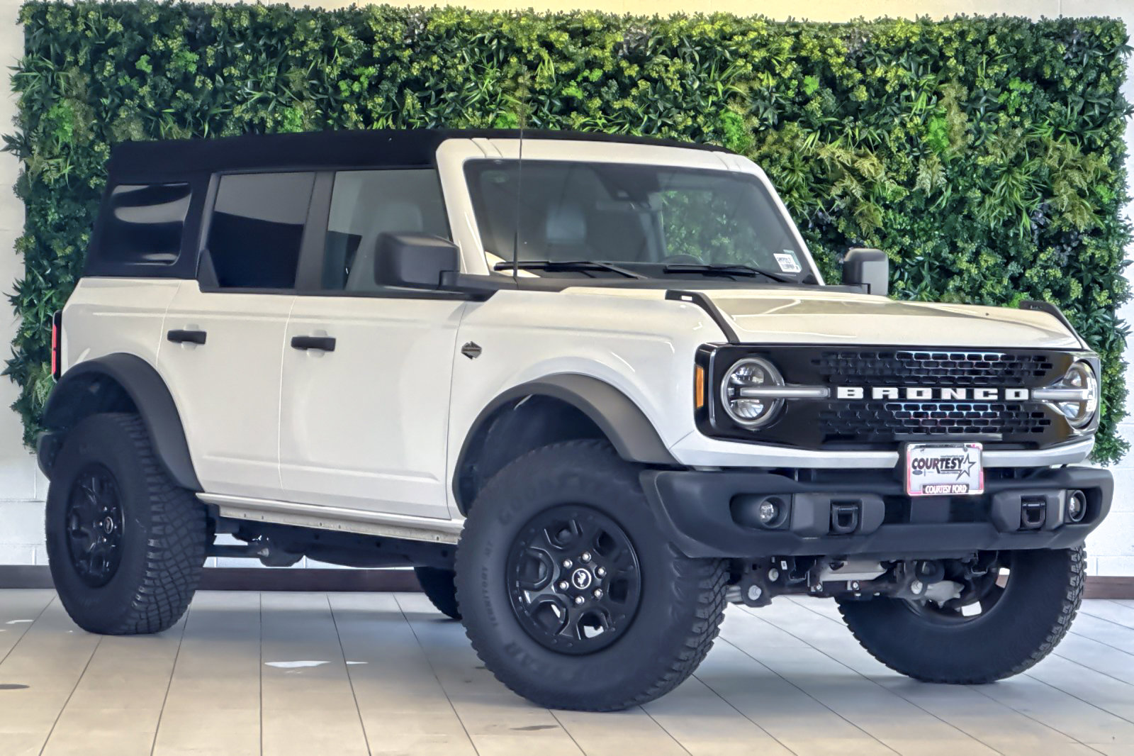 Certified 2023 Ford Bronco Wildtrak AWD/4WD image 2
