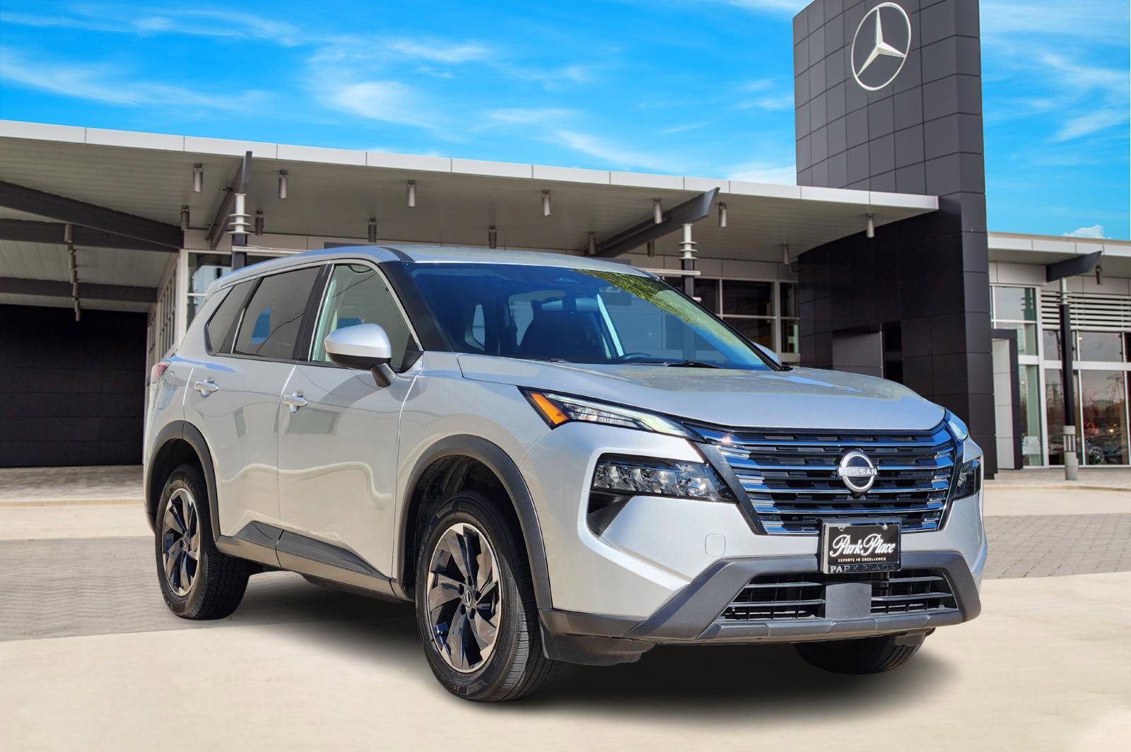 Used 2024 Nissan Rogue SV image 2