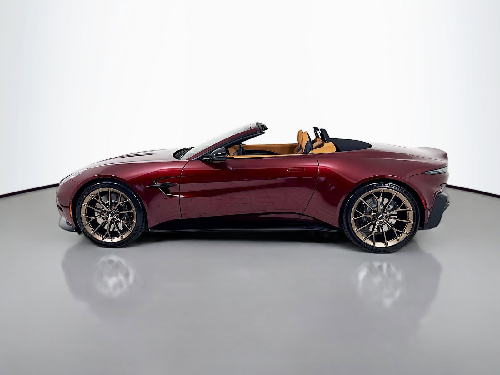 Used 2026 Aston Martin V8 Vantage Coupe image 4