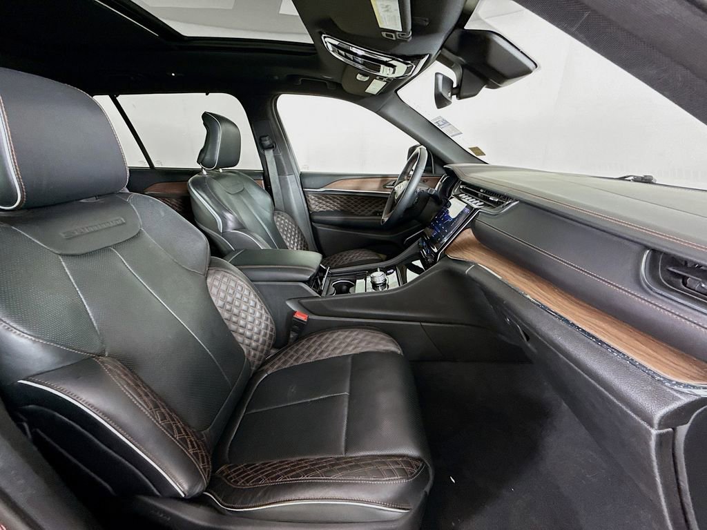 Used 2023 Jeep Grand Cherokee L Summit w/ Luxury Tech Group V image 31