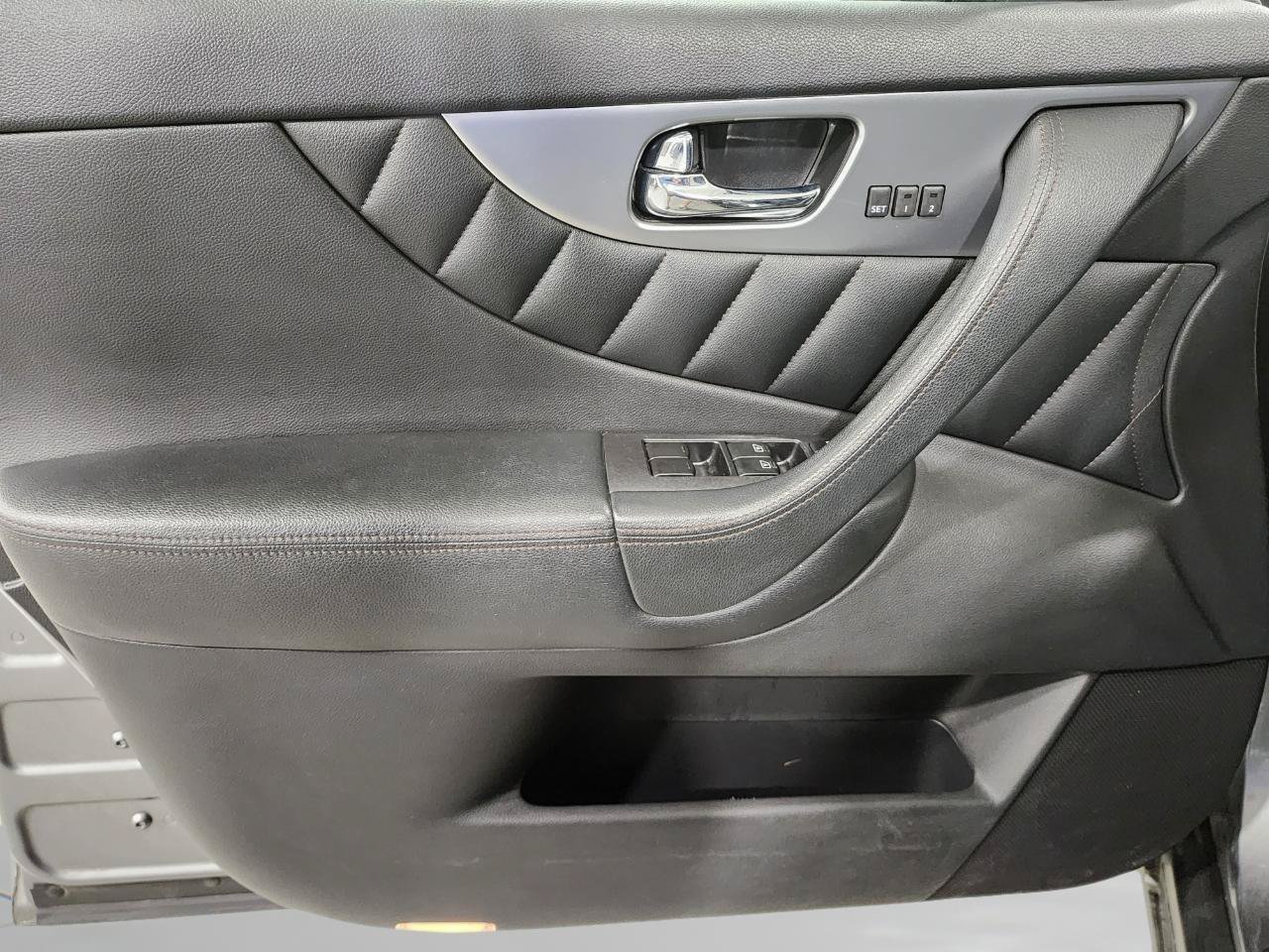 Used 2013 INFINITI FX37 AWD w/ Premium Pkg image 11
