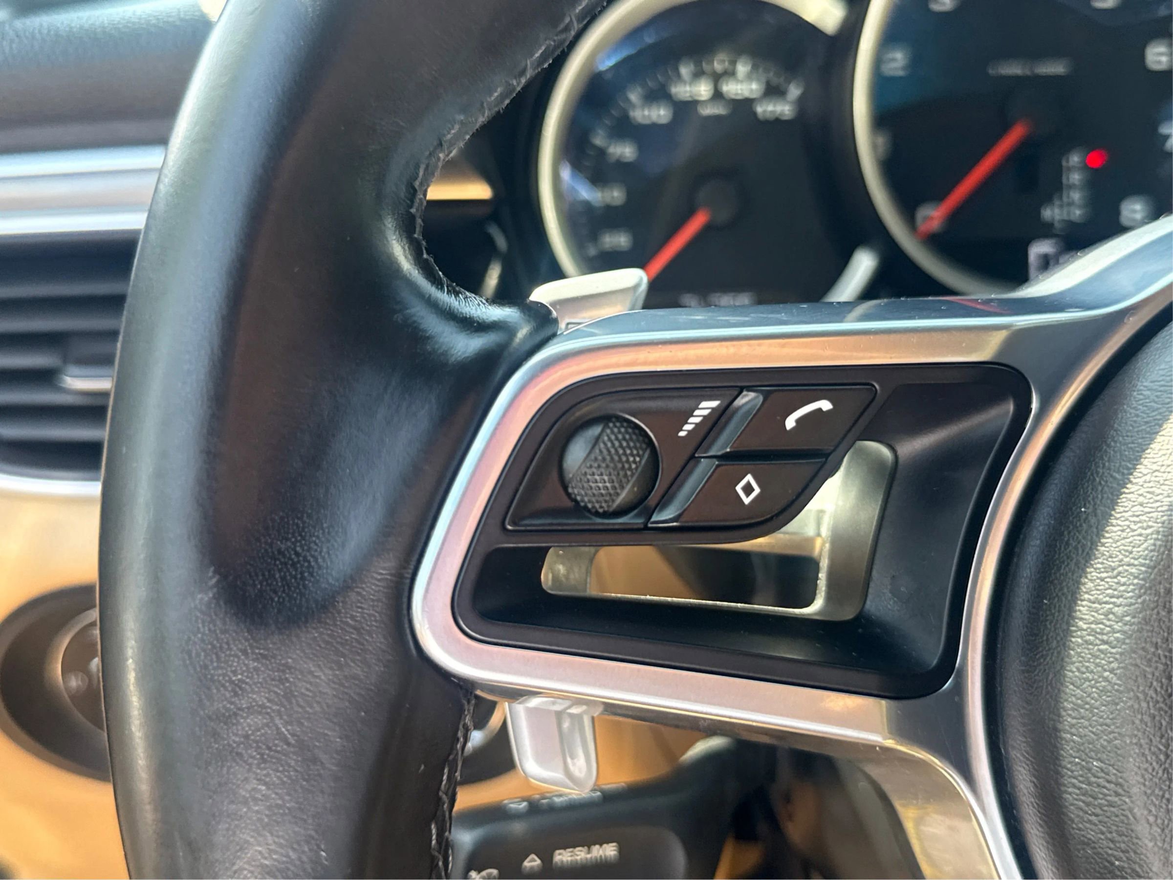 Used 2018 Porsche Macan Sport Edition AWD/4WD image 37