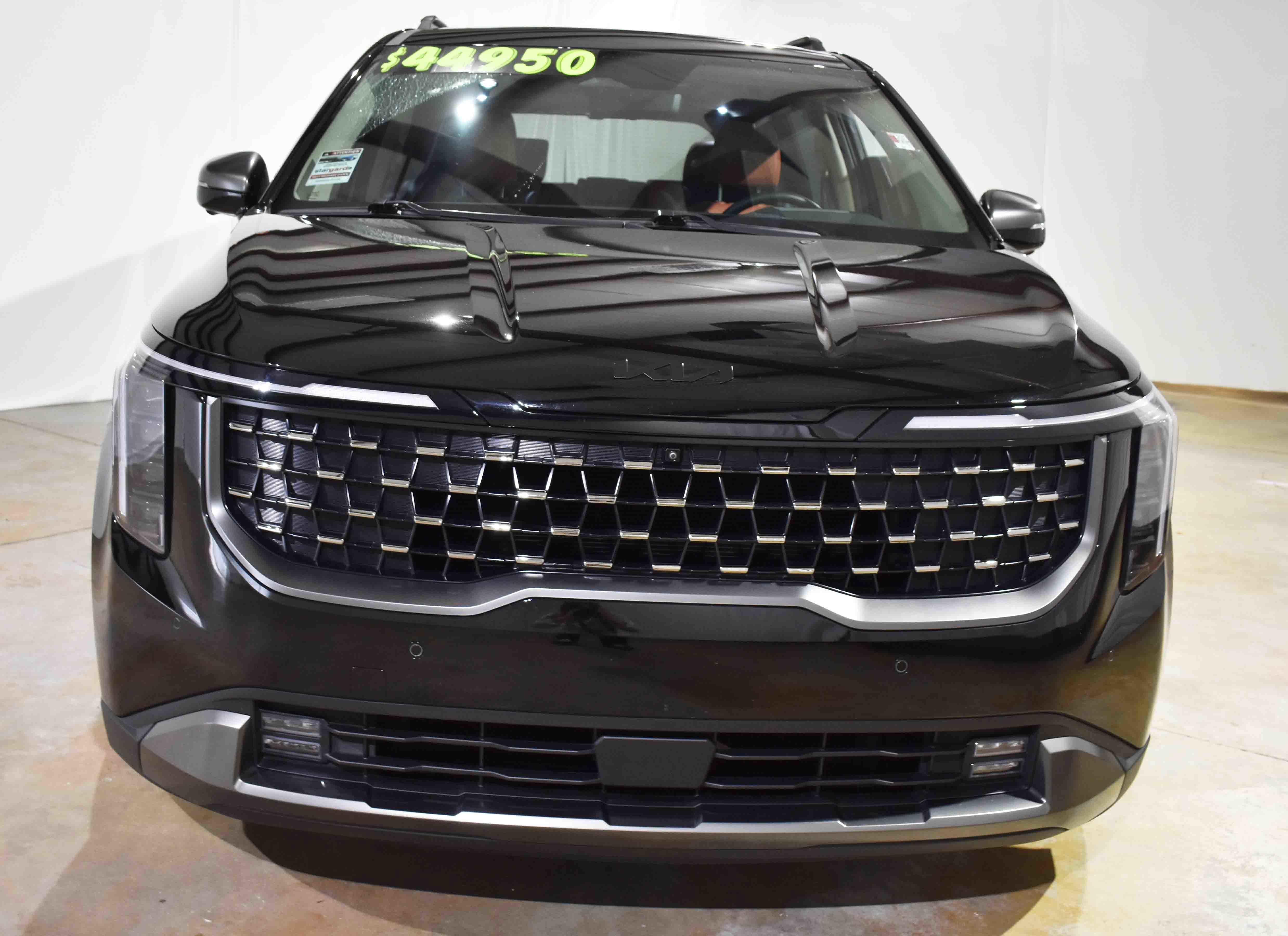 Used 2025 Kia Carnival SX Prestige image 4