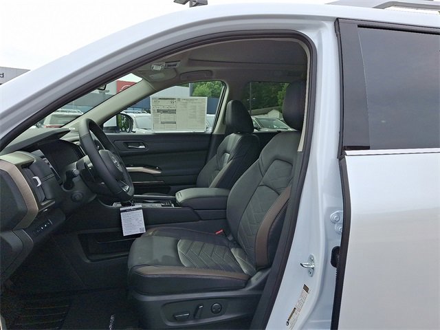 New 2025 Nissan Pathfinder Platinum w/ Cargo Package image 5