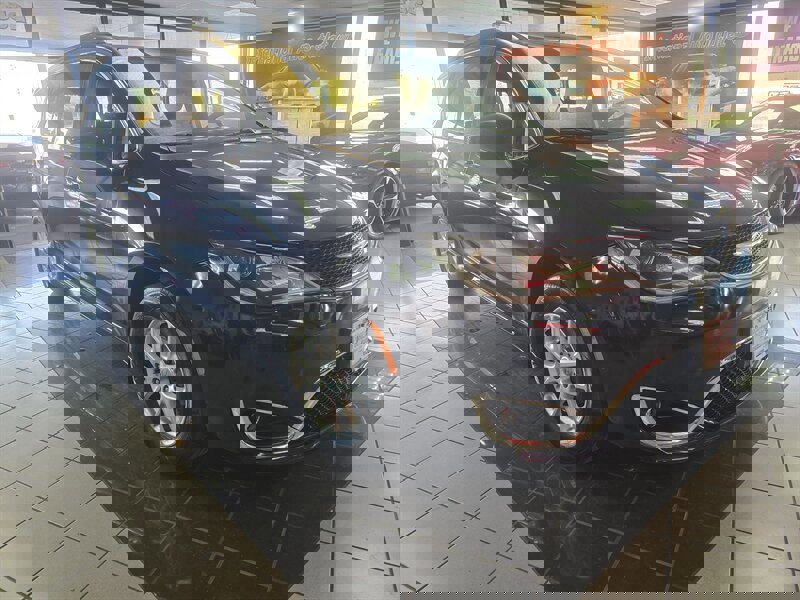 Used 2020 Chrysler Pacifica Touring-L image 3