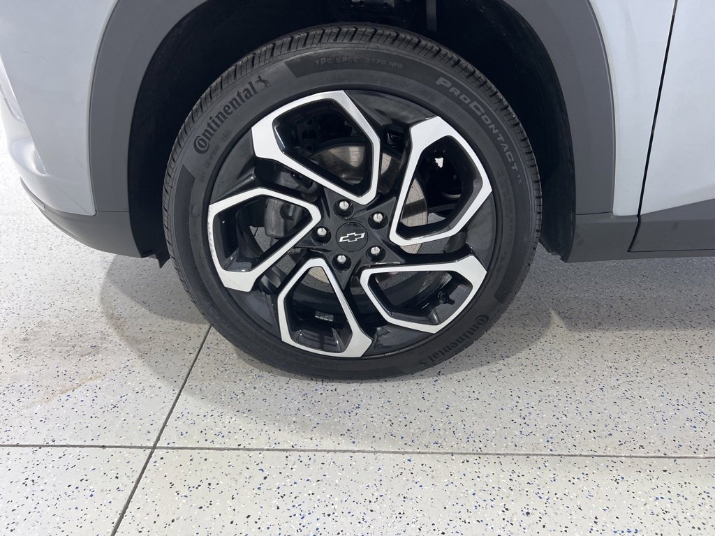 Used 2025 Chevrolet Trax RS w/ Sunroof Package image 30