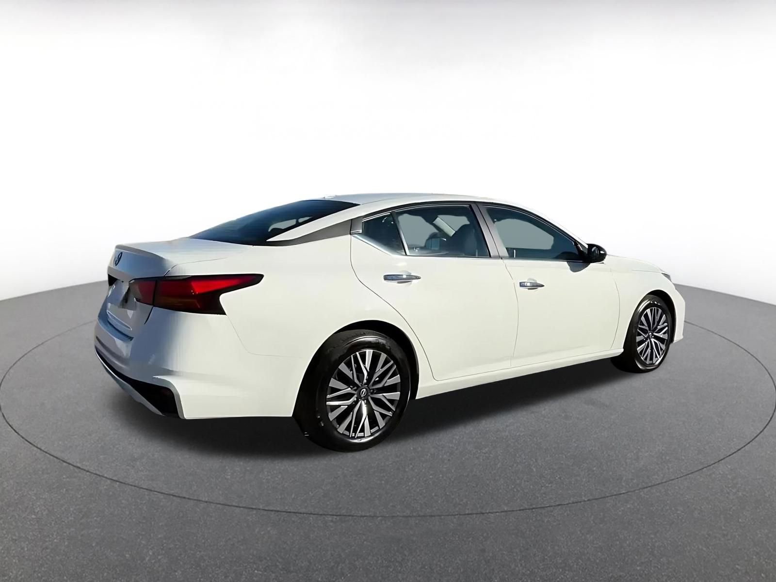 Used 2025 Nissan Altima 2.5 SV image 15