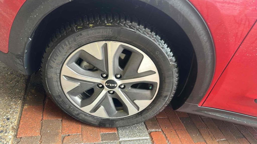 Used 2022 Kia Niro EX Premium w/ Cold Weather Package image 9