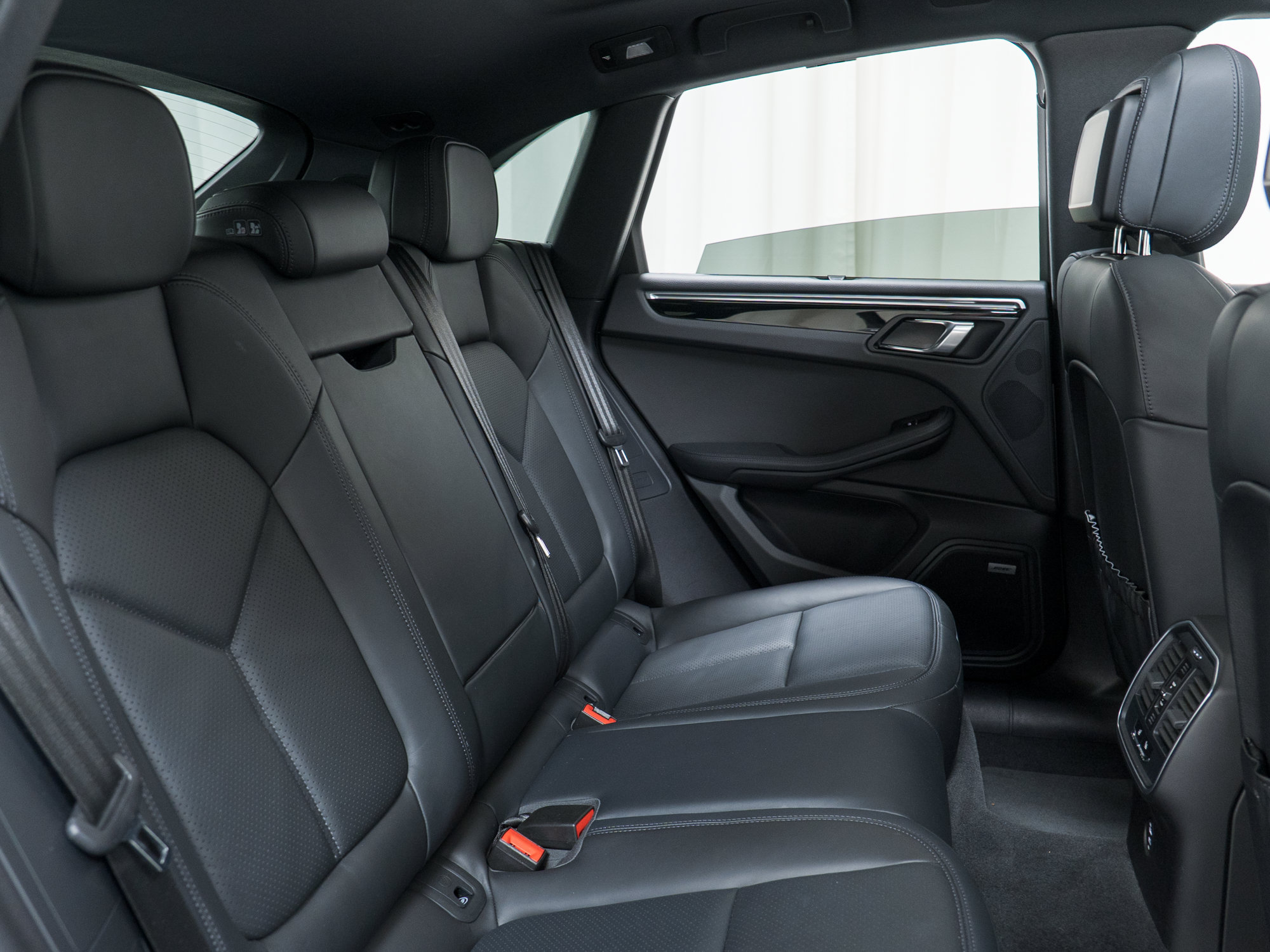 Certified 2023 Porsche Macan AWD/4WD image 28