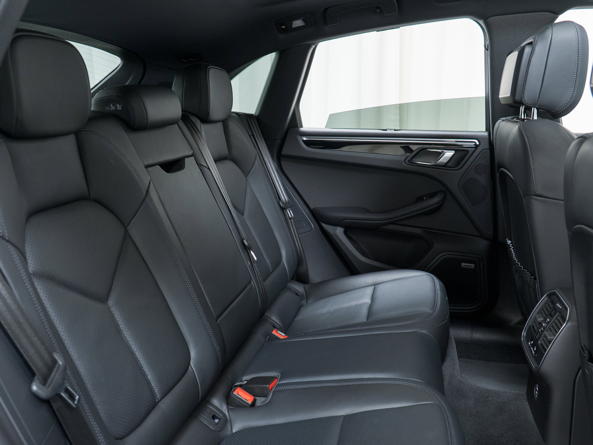 Certified 2023 Porsche Macan image 28