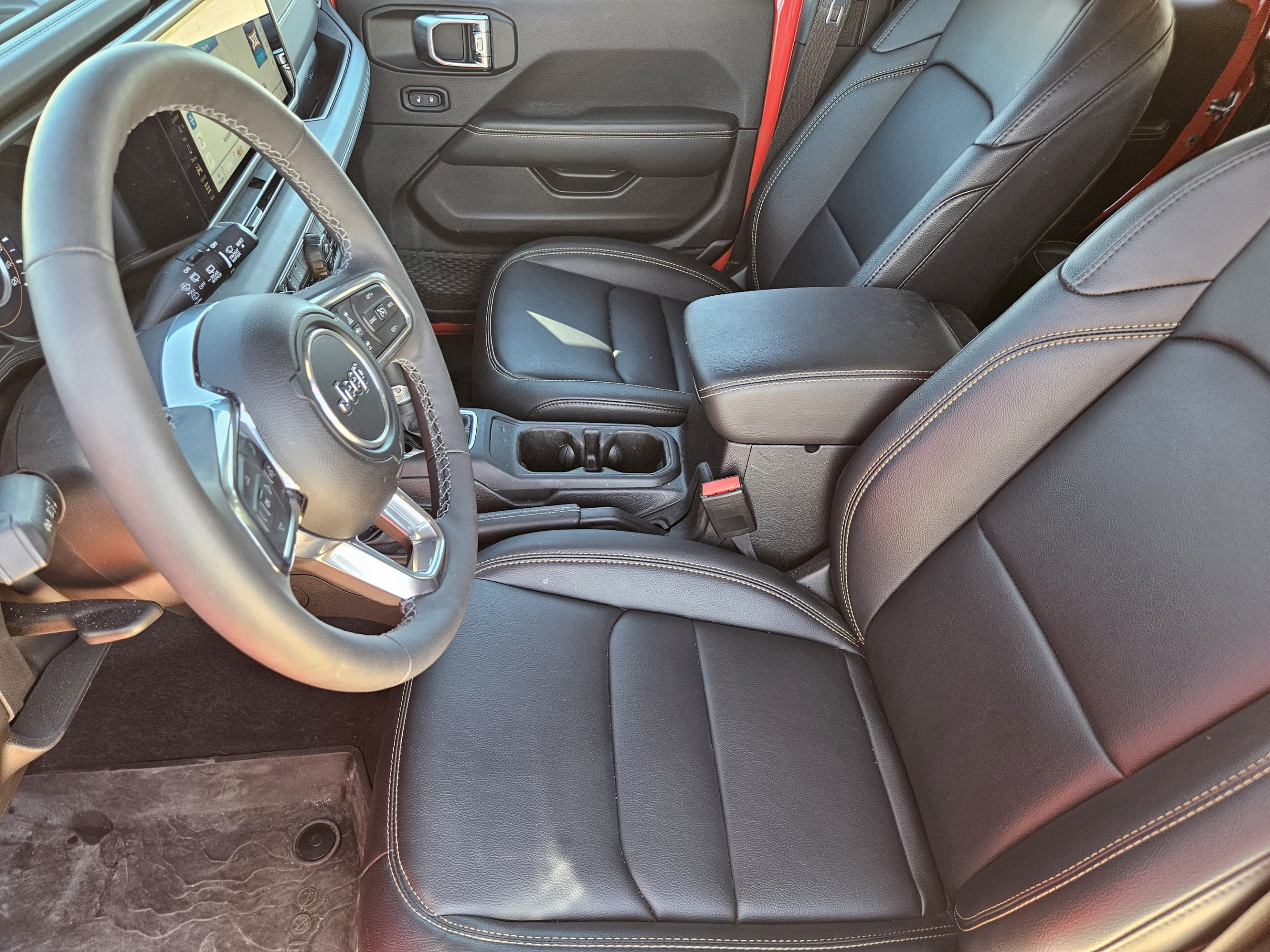 Used 2025 Jeep Wrangler Unlimited Sahara AWD/4WD image 5