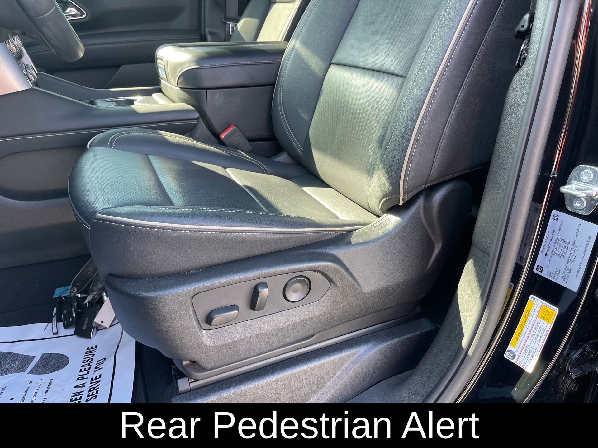 Used 2024 GMC Yukon XL SLT w/ SLT Luxury Package image 14