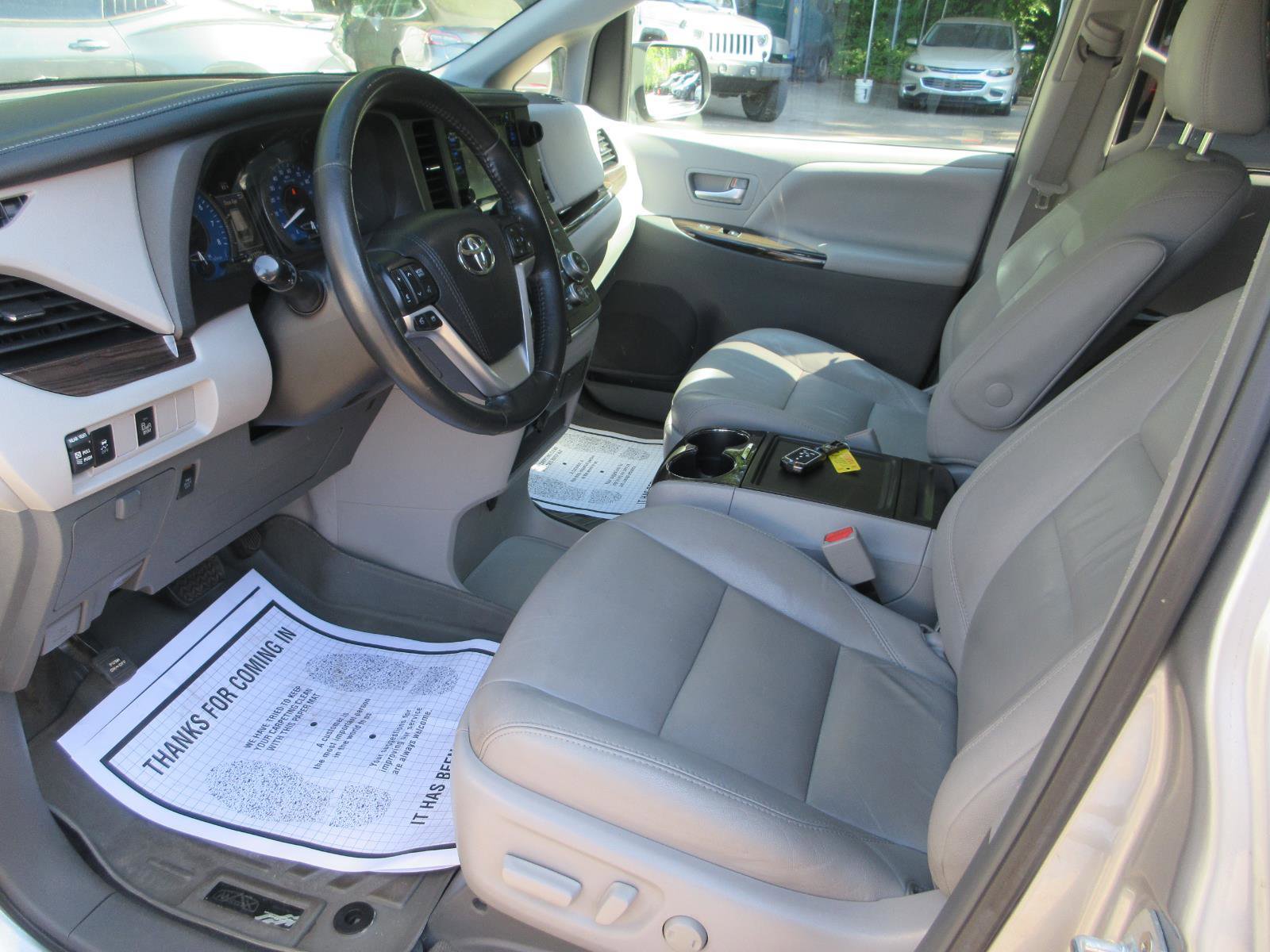 Used 2017 Toyota Sienna XLE FWD image 13