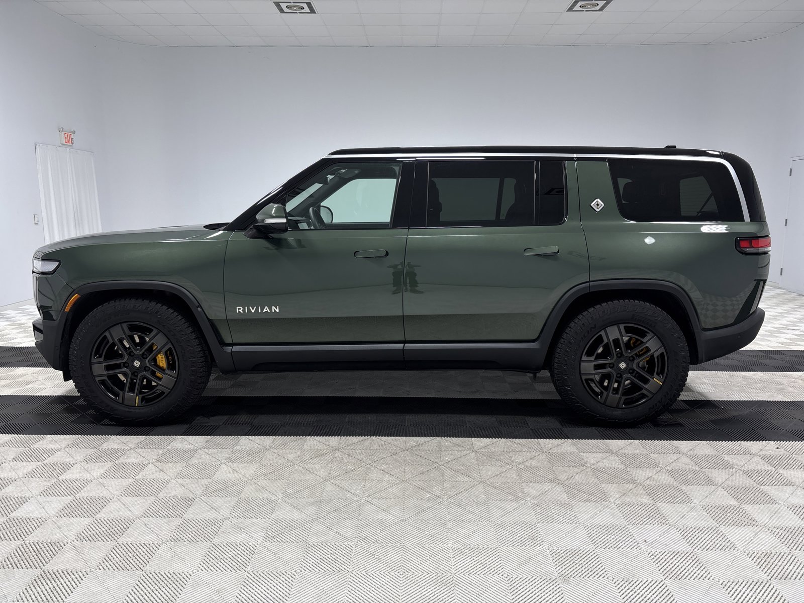 Used 2023 Rivian R1S Adventure image 2