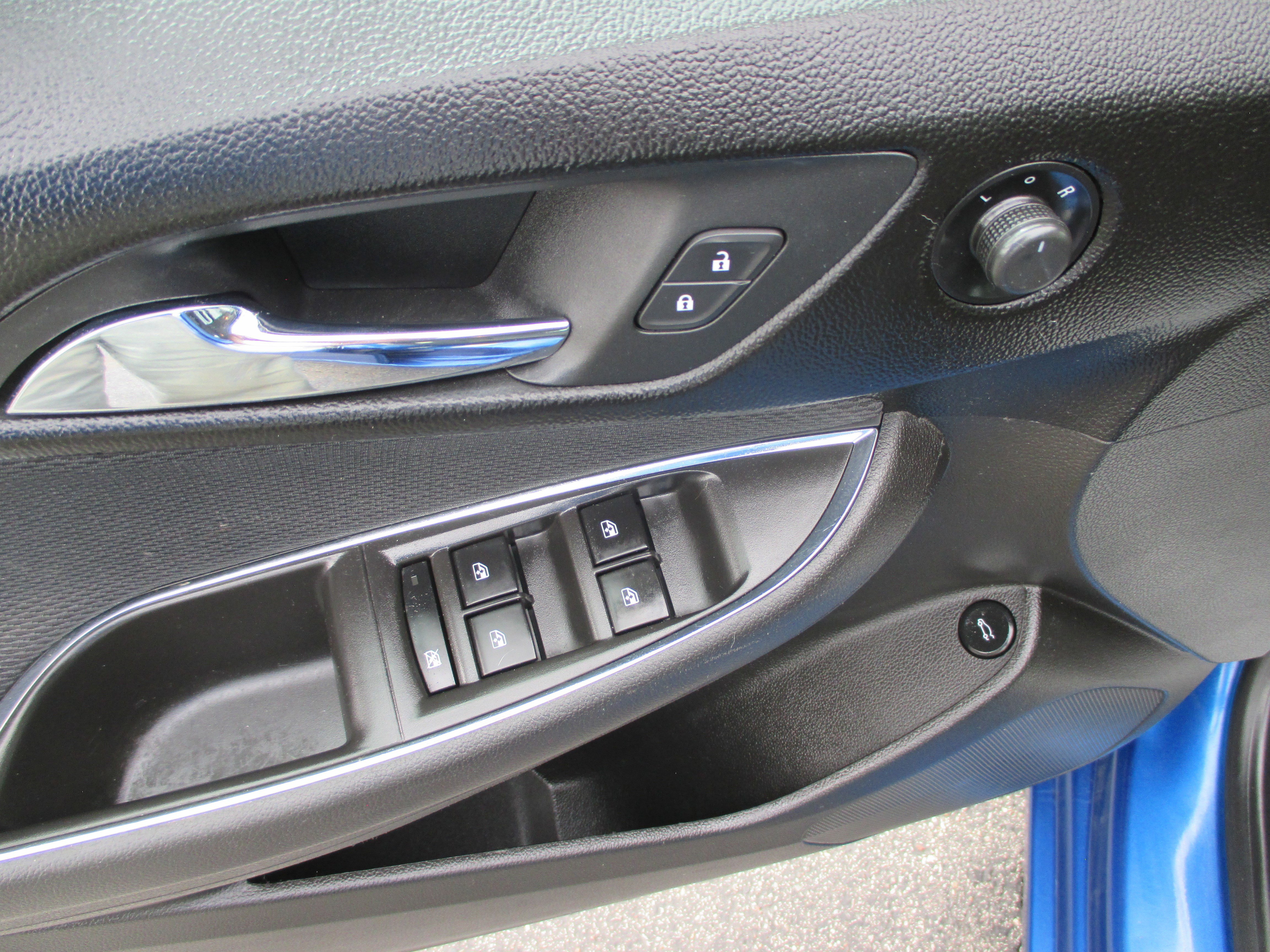 Used 2017 Chevrolet Cruze LT w/ Convenience Package FWD image 13