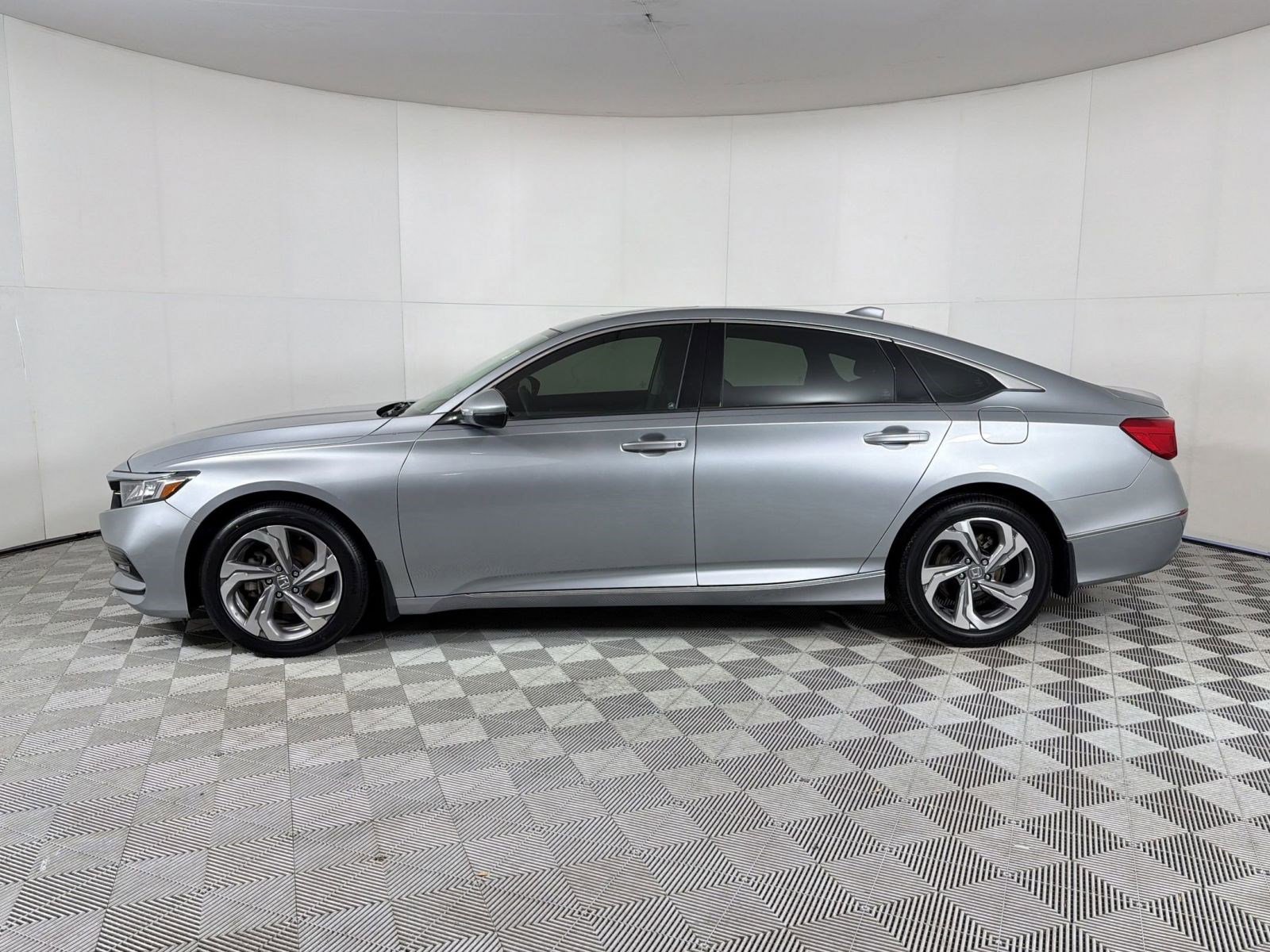 Certified 2018 Honda Accord EX-L image 2