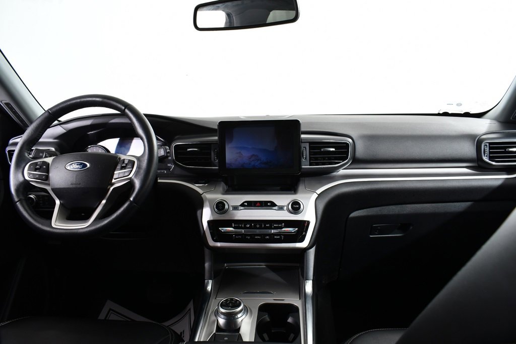 Used 2022 Ford Explorer XLT w/ Equipment Group 202A image 7