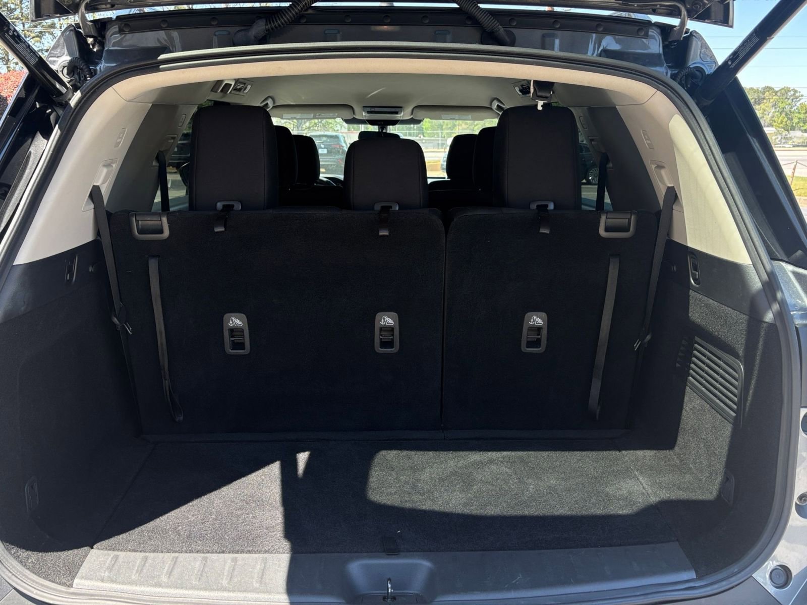 Used 2025 Nissan Pathfinder SV image 34