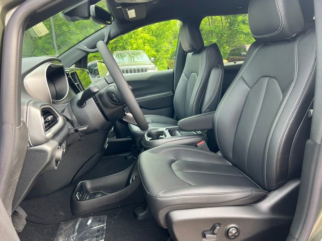 New 2027 Chrysler Pacifica Select AWD/4WD image 3