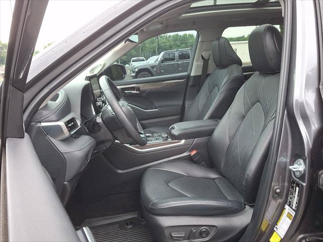 Certified 2024 Toyota Highlander Platinum AWD/4WD image 12