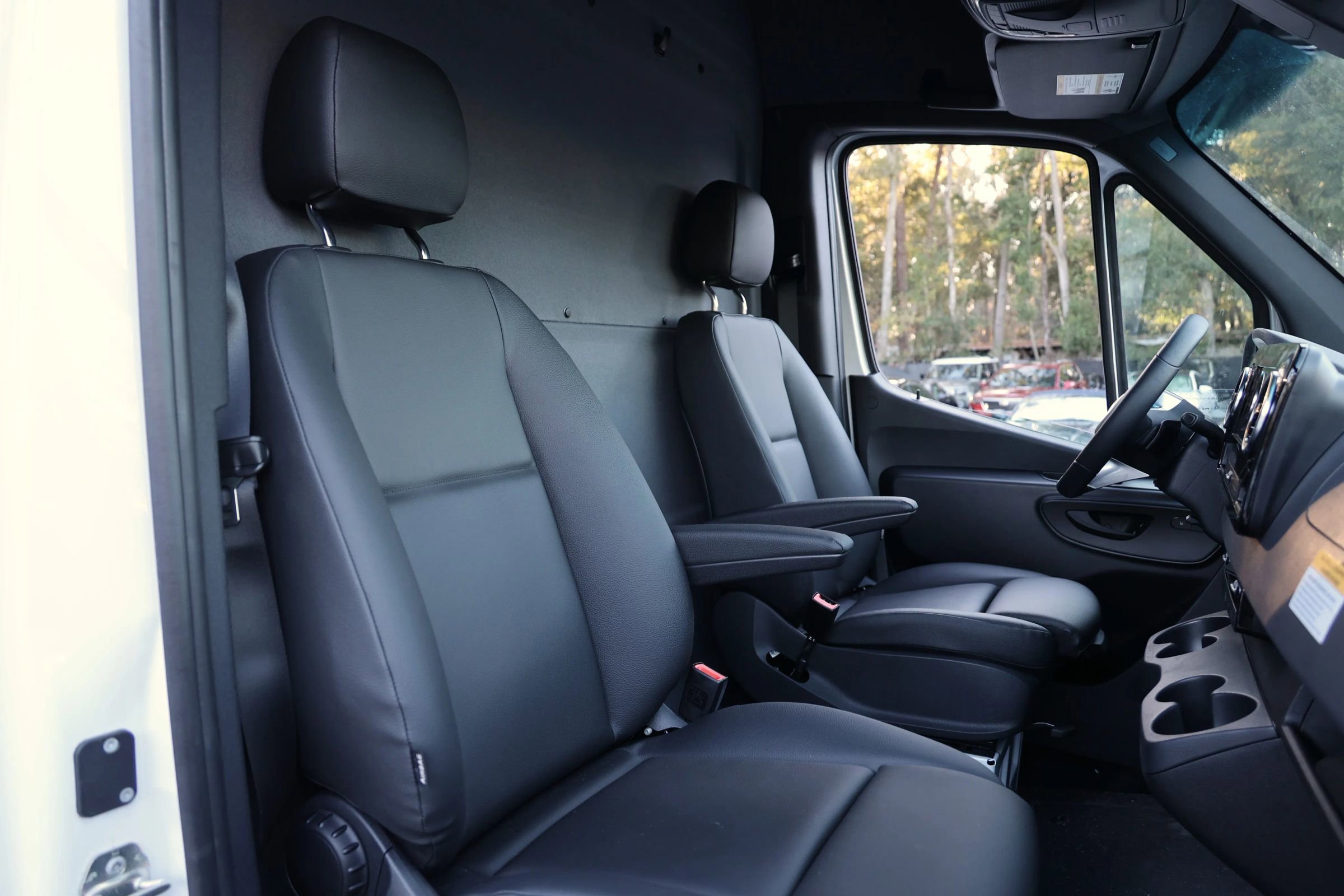 Used 2024 Mercedes-Benz eSprinter 170 Cargo image 30
