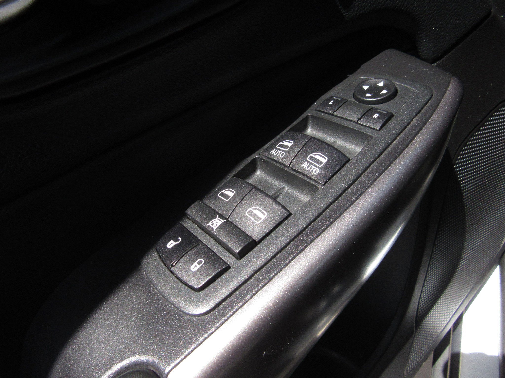 Used 2021 Jeep Cherokee Limited w/ Elite Package AWD/4WD image 23