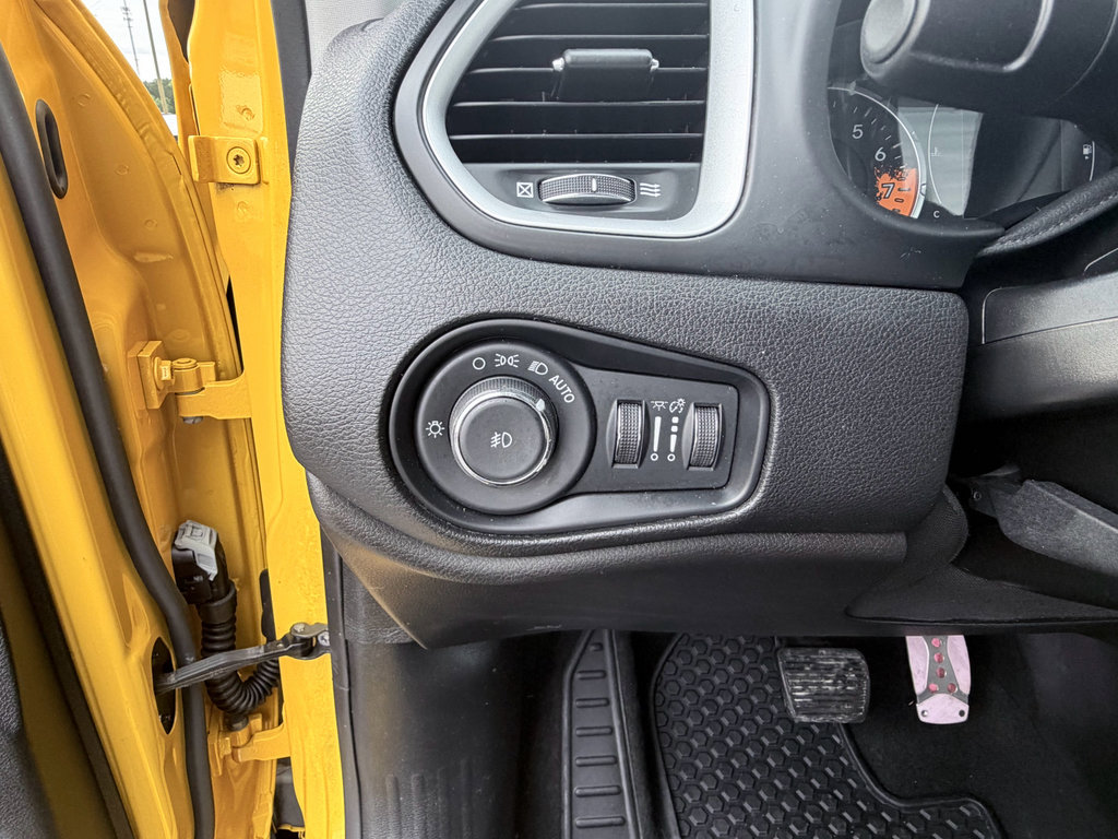 Used 2018 Jeep Renegade Latitude w/ Cold Weather Group FWD image 12