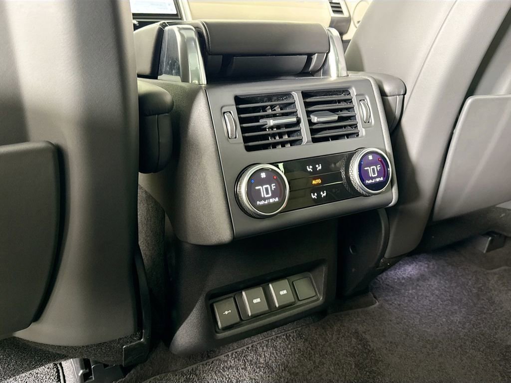 Used 2024 Land Rover Discovery Metropolitan Edition image 16