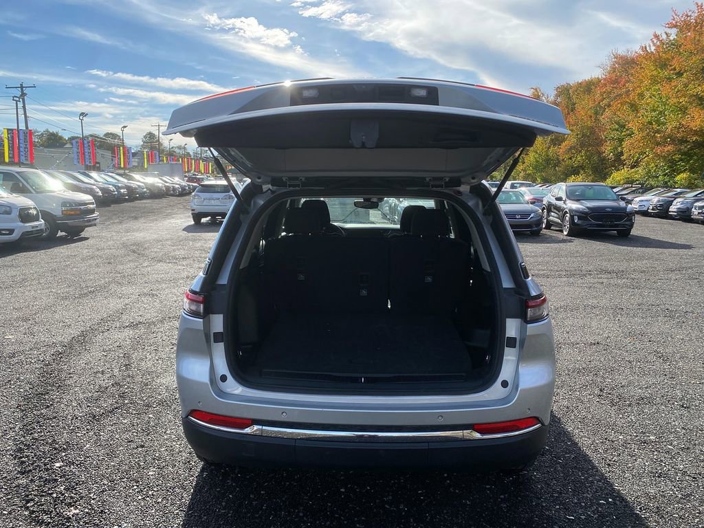 Used 2024 Jeep Grand Cherokee Laredo image 24