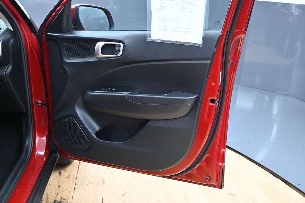Used 2025 Hyundai Venue SE FWD image 32