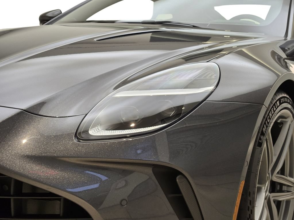 New 2025 Aston Martin V8 Vantage Coupe RWD image 5