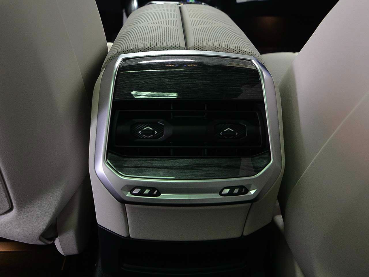 New 2026 BMW 750e xDrive AWD/4WD image 9