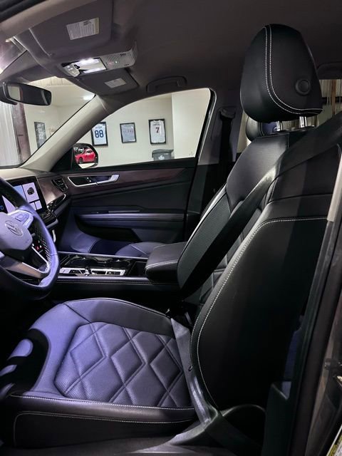 Used 2025 Volkswagen Atlas SE FWD image 11