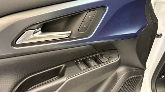 New 2026 Chevrolet Equinox EV LT AWD/4WD image 17