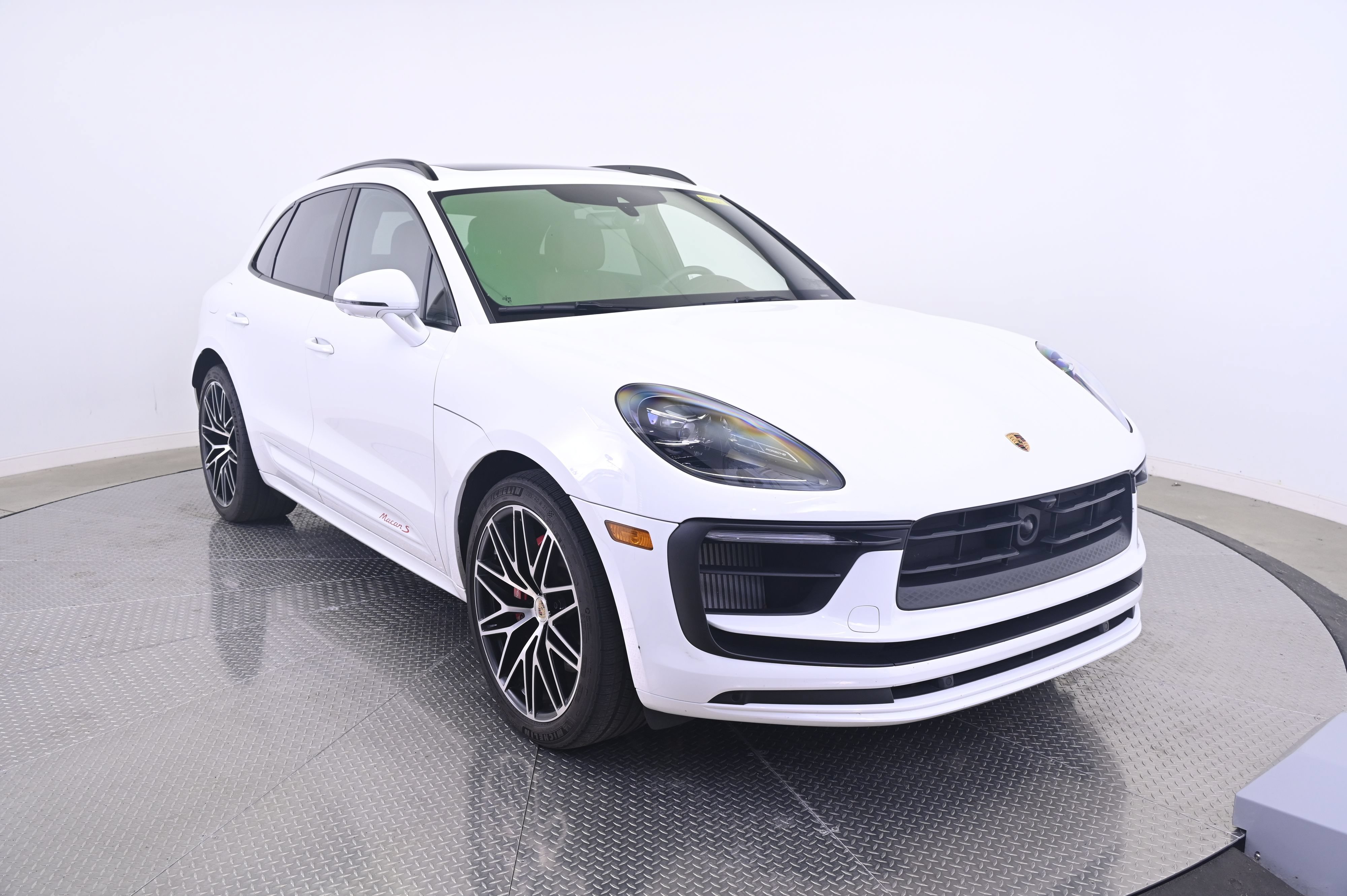 Certified 2024 Porsche Macan S AWD/4WD image 9