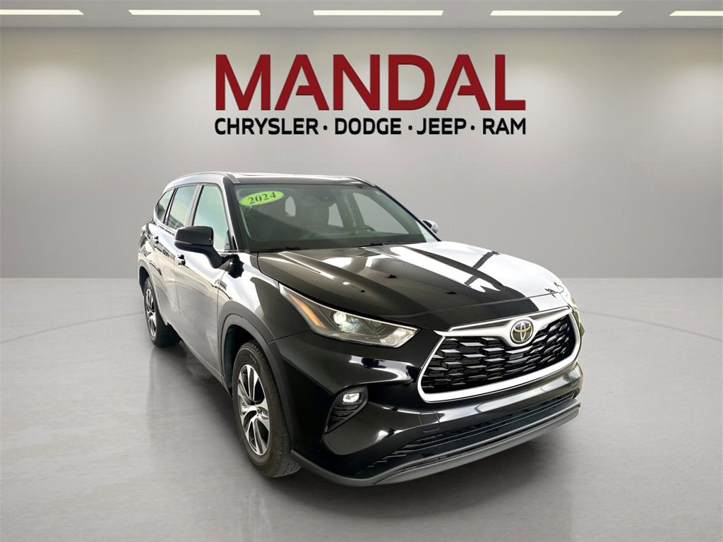 Used 2024 Toyota Highlander XLE image 4