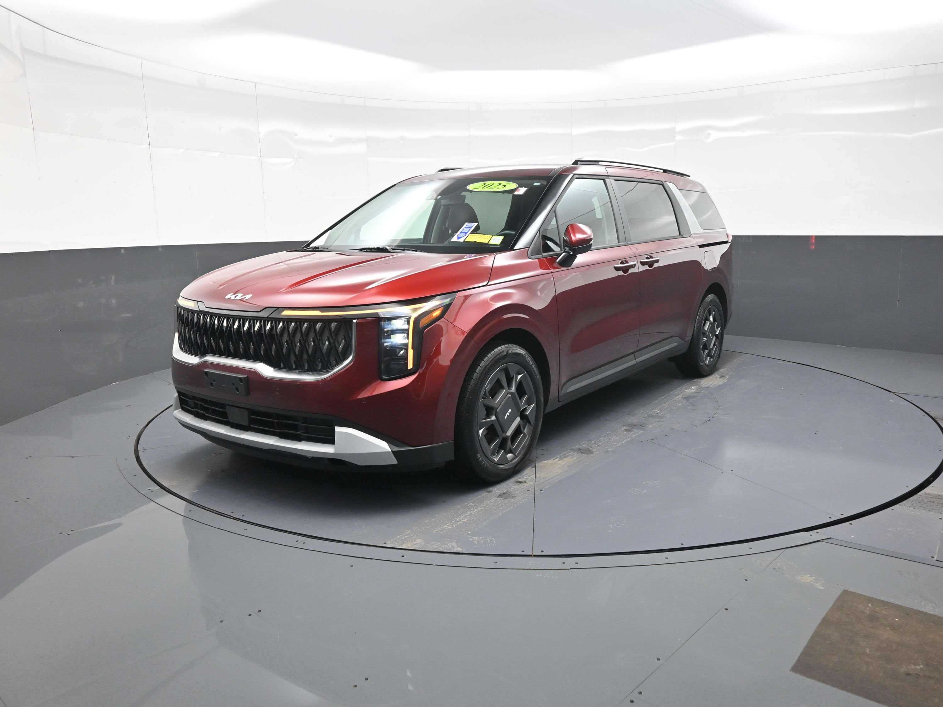 Used 2025 Kia Carnival EX image 7