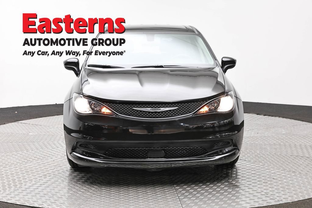 Used 2022 Chrysler Voyager LX FWD image 2