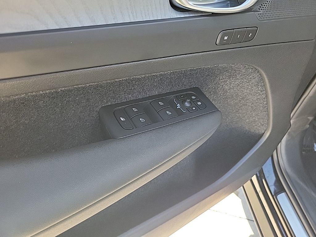 Used 2025 Volvo XC40 B5 Plus image 15