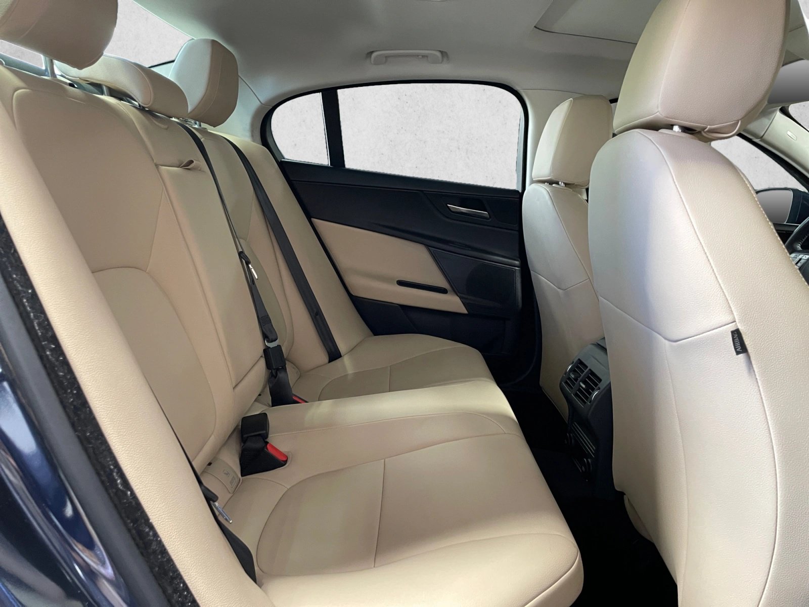 Used 2018 Jaguar XE Premium AWD/4WD image 25