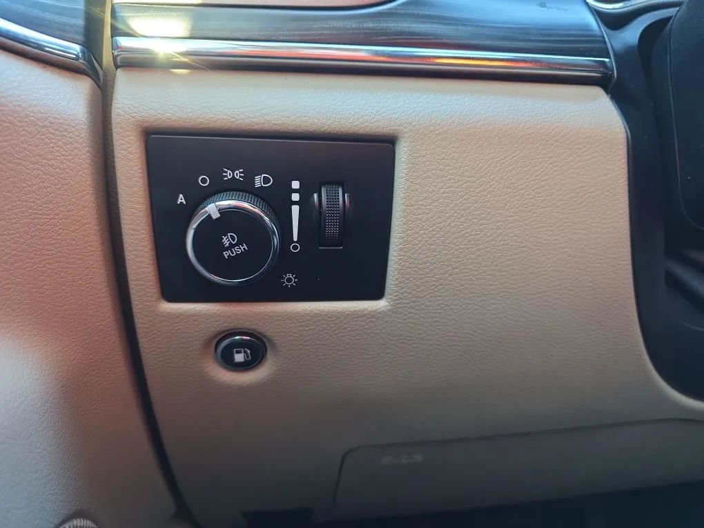 Used 2019 Jeep Grand Cherokee Limited w/ Luxury Group II image 24