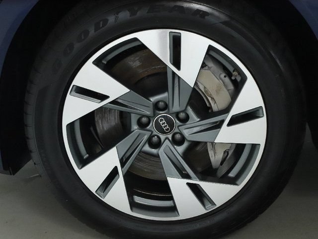 Used 2022 Audi e-tron Premium AWD/4WD image 41